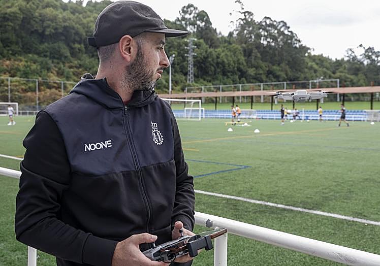 Felipe Vigil, cámara del club, es el encargado de dirigir el dron que graba los ensayos.