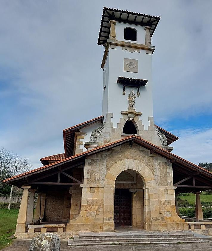 Imagen secundaria 2 - Playa de la Griega, arenal ideal para un chapuzón o un descanso en la toalla; bosque de eucaliptos entre la Isla y la Griega/ Iglesia de San Xuan de Duz. 