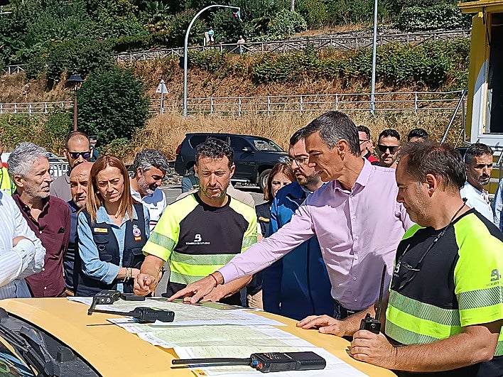 El presidente del Gobierno, Pedro Sánchez, y el ministro del Interior, Fernando Grande-Marlaska, en Degaña junto al presidente del Principado, Adrián Barbón; la delegada del Gobierno en Asturias, Adriana Lastra; el consejero de Medio Ambiente, Alejandro Calvo; y la directora general de Protección Civil, Virginia Barcones.