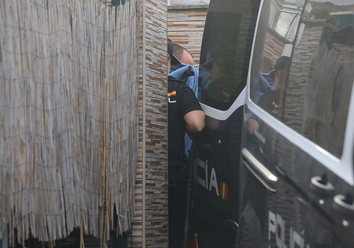 Momento en el que Isaías M. C. es trasladado a un vehículo policial el pasado martes.