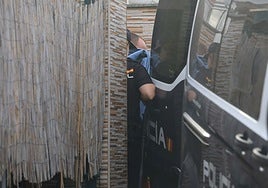 Momento en el que Isaías M. C. es trasladado a un vehículo policial el pasado martes.