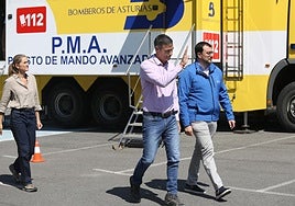 Pedro Sánchez y Adrián Barbón, durante la visita del presidente a Degaña.