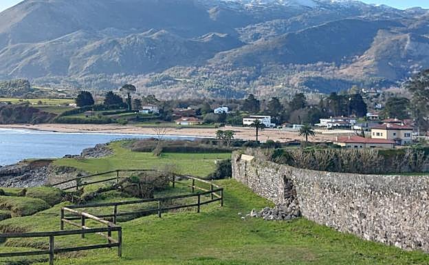 Playa de la isla, a los pies de la sierra del Sueve.