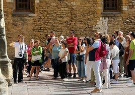 Un grupo de turistas, durante un tour por el Oviedo Antiguo.