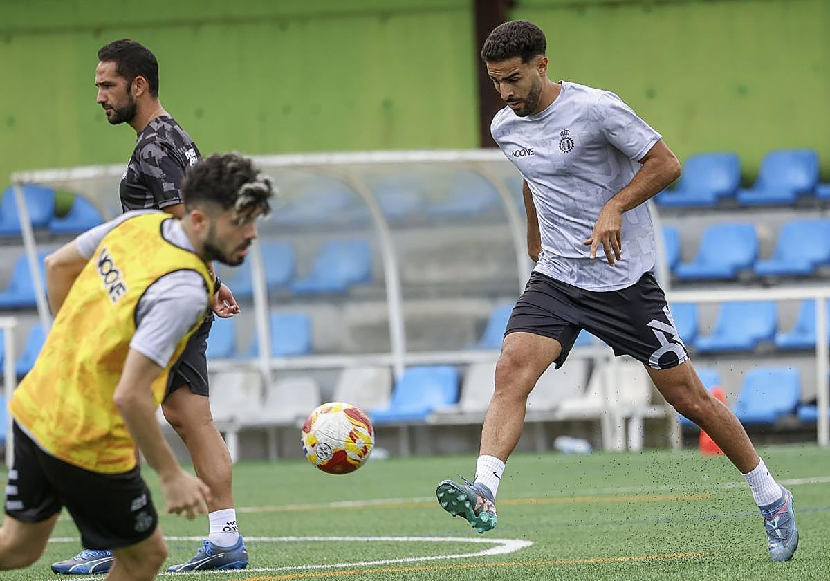 Yasser ejecuta un pase con el exterior en el entrenamiento.