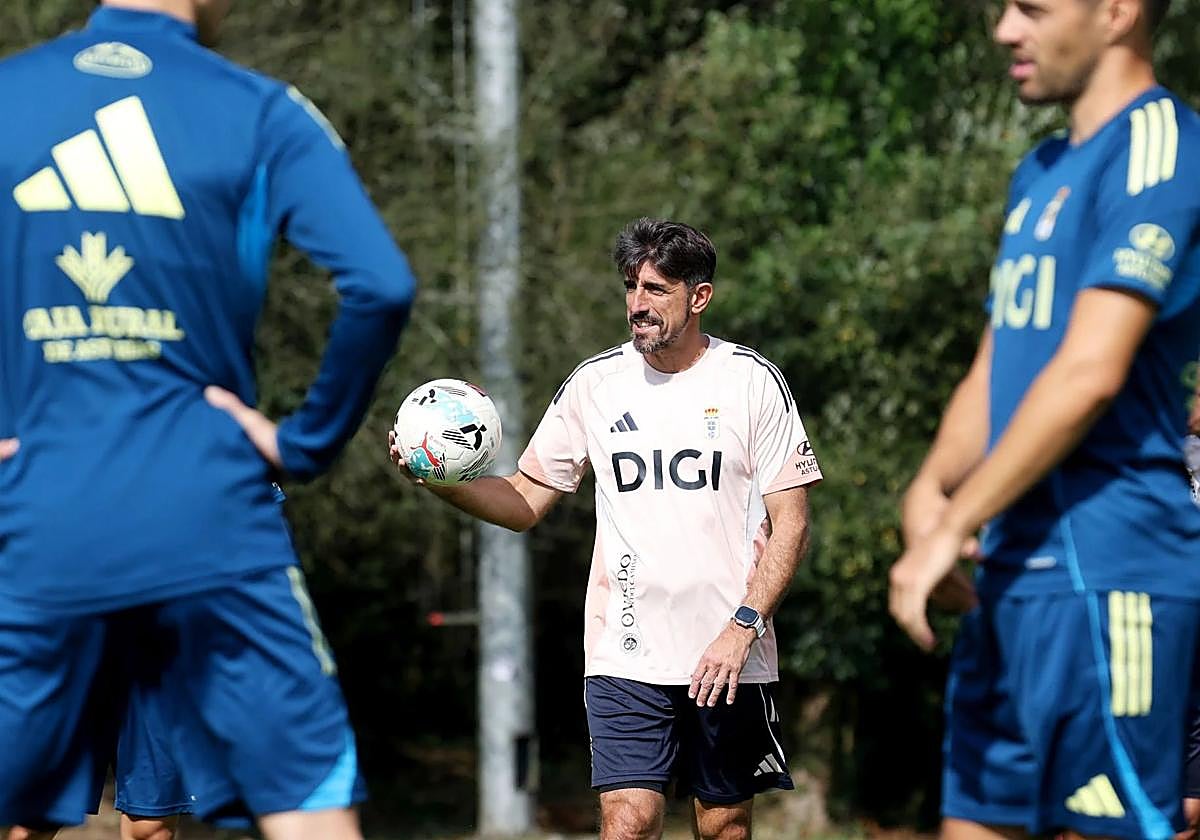 Veljko Paunovic, en uno de los entrenamientos del Real Oviedo previos al partido frente al Real Madrid.