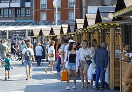 Visitantes del Mercadín de la Sidra, en el Muelle.