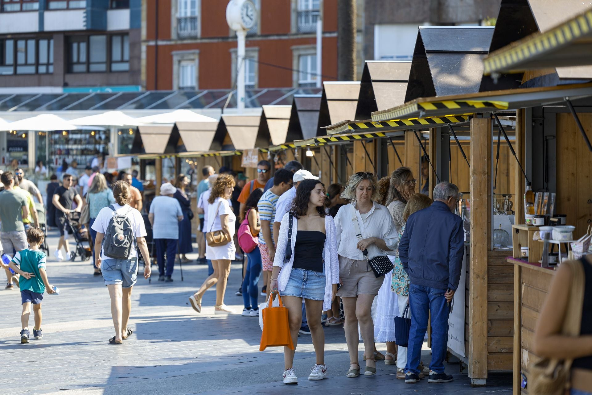 Visitantes del Mercadín de la Sidra, en el Muelle.