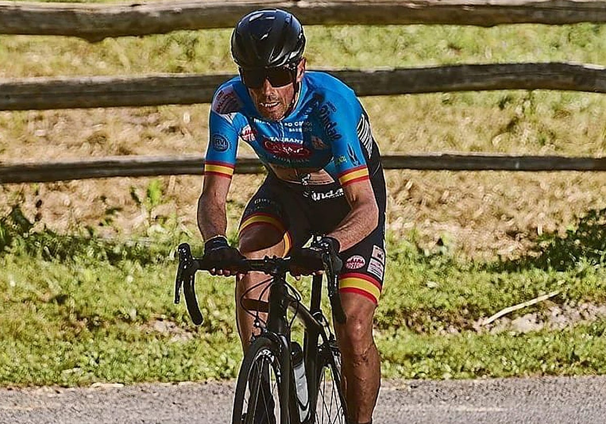 Fernando García Gutiérrez, sobre una bicicleta.