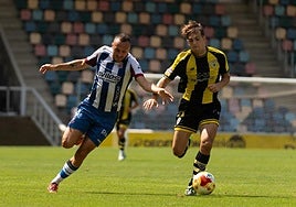 Santamaría pugna por el balón con un jugador del Barakaldo.