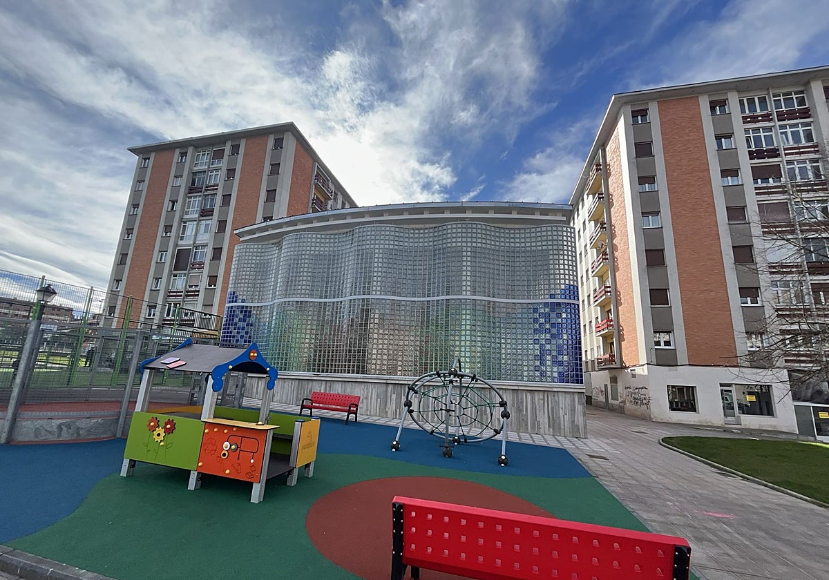 Fachada trasera de la nueva escuela de 0 a 3 años de La Pola, junto al parque de Alfonso X El Sabio.