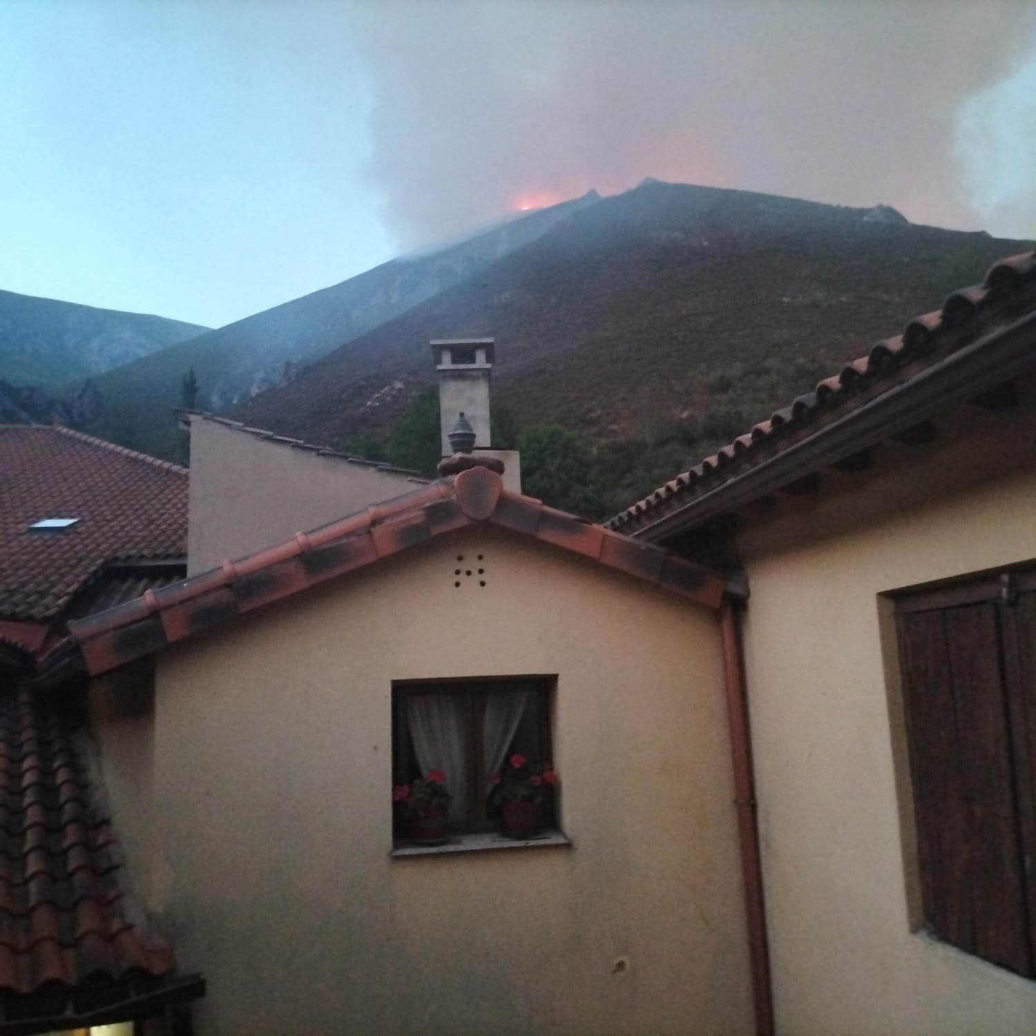 El fuego se reavivó en Genestoso.