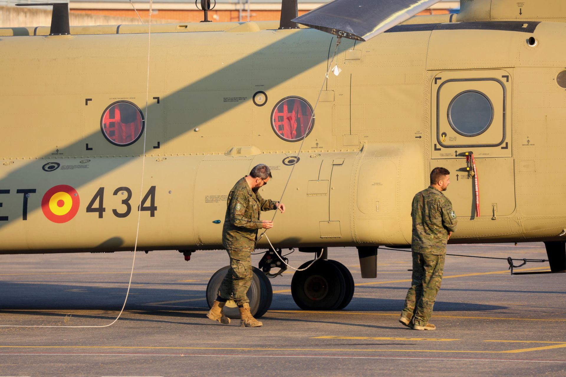 El viento reaviva las llamas en Degaña