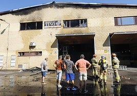 Nave de Bodegas Tino, en el polígono industrial de Roces, de Gijón, donde se declaró el incendio.