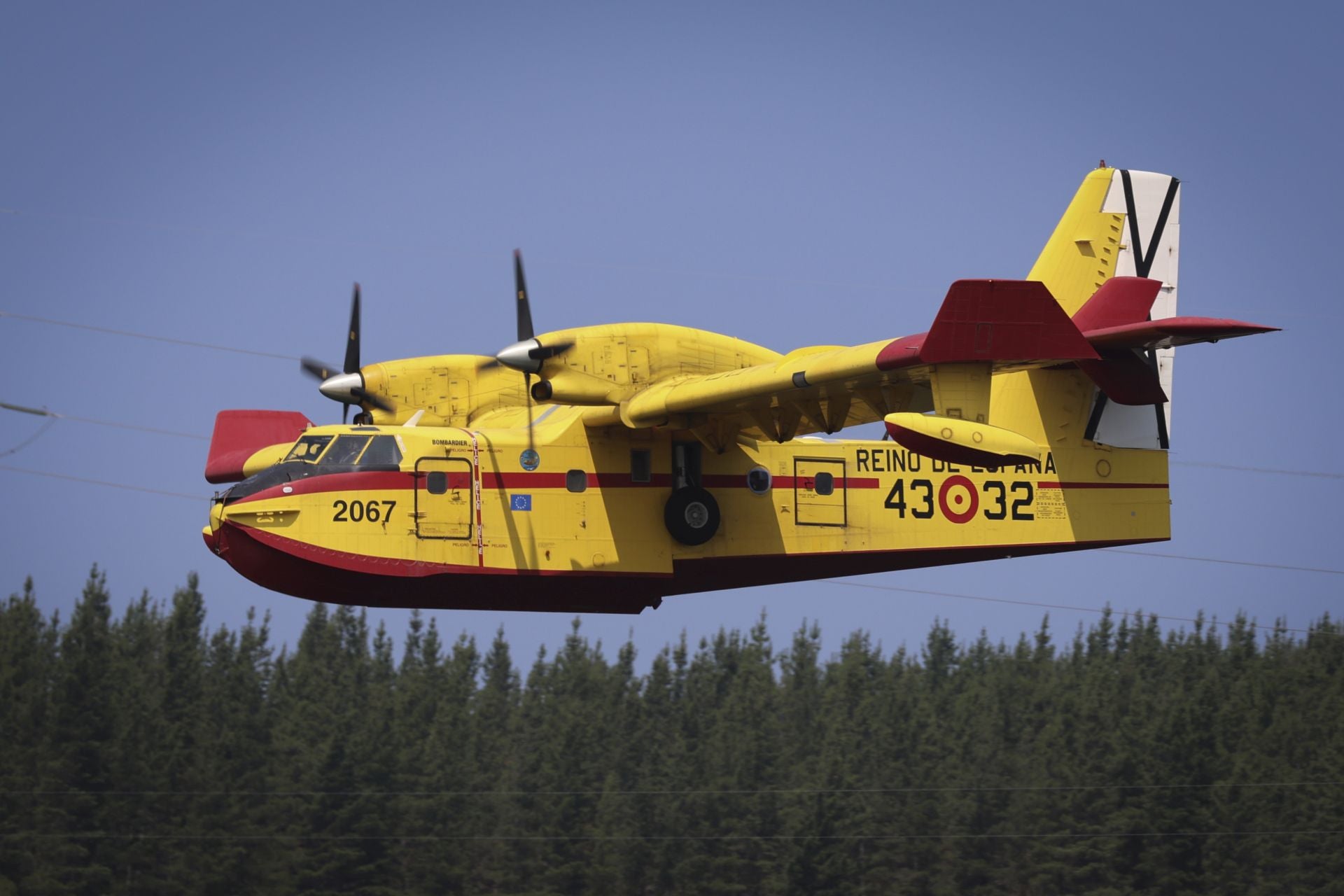 El viento reaviva las llamas en Degaña
