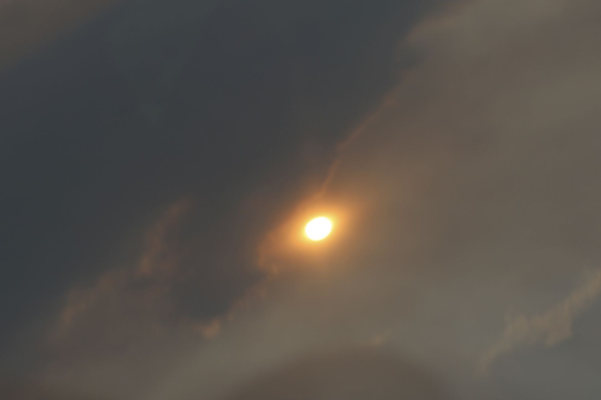 El viento reaviva las llamas en Degaña