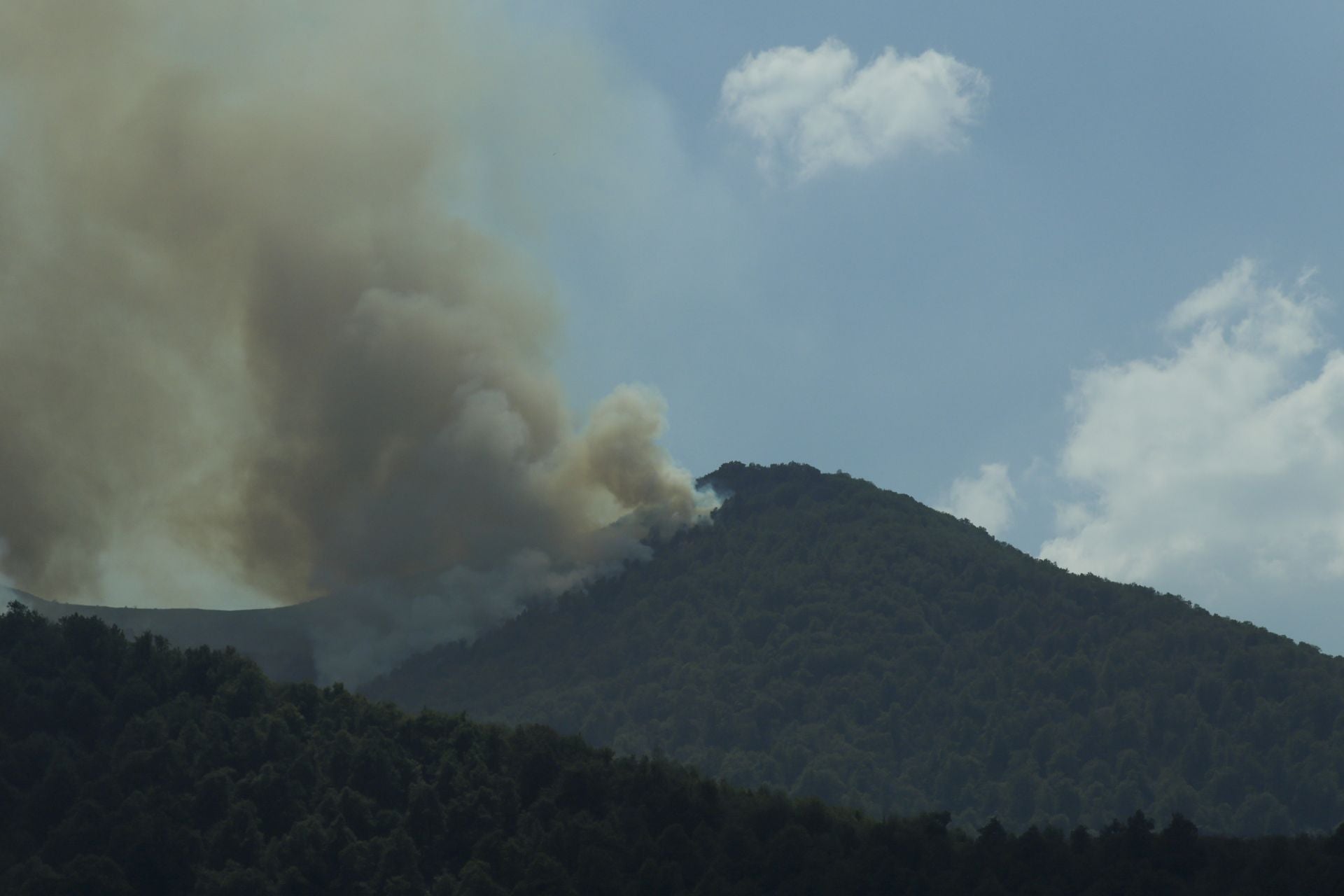 El viento reaviva las llamas en Degaña