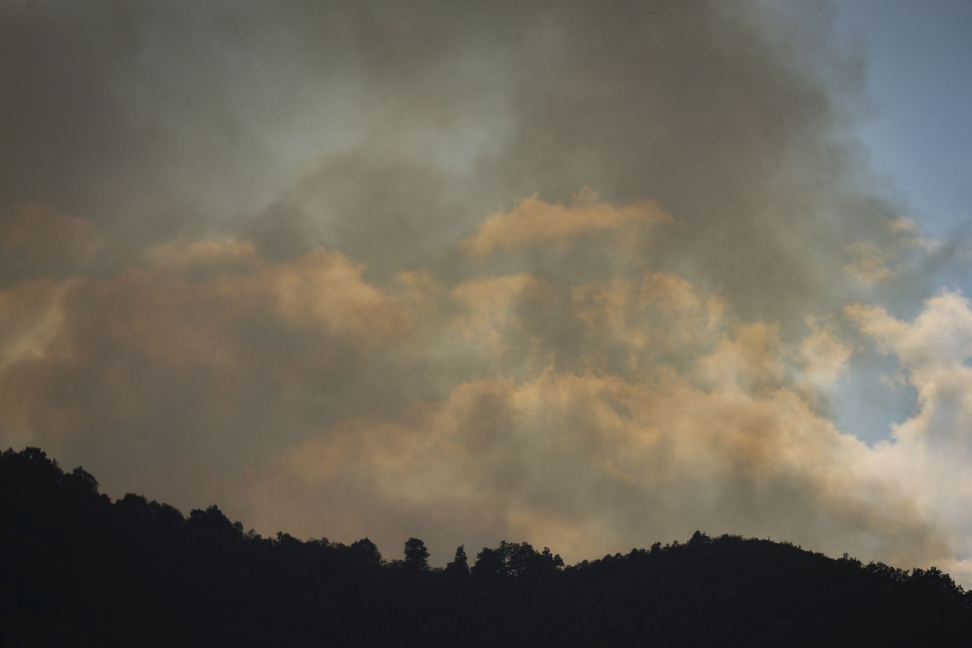 El viento reaviva las llamas en Degaña