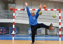 El exportero y exárbitro de balonmano poleso José Francisco Pérez Soto, en una imagen de 2018, cuando recibió el premio especial de la Gala del Deporte de Siero