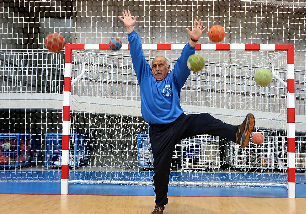 El exportero y exárbitro de balonmano poleso José Francisco Pérez Soto, en una imagen de 2018, cuando recibió el premio especial de la Gala del Deporte de Siero