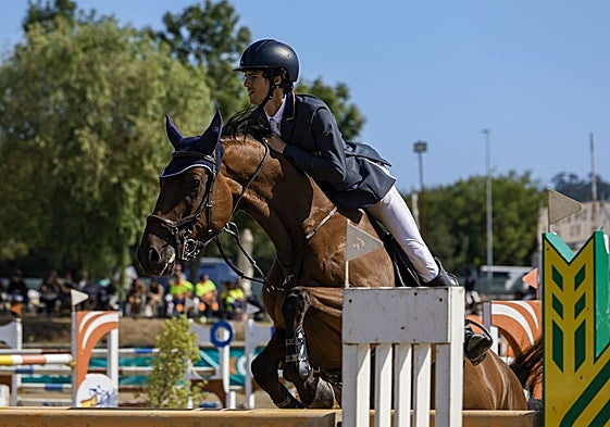 El jinete Luis Ortiz, a lomos de 'Iolarzel Duverie Coco', supera un obstáculo durante el recorrido de ayer.