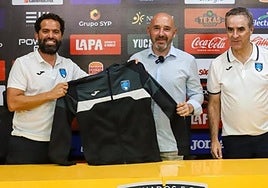Nacho Castro, en el centro, en su presentación con el Venados de Yucatán.