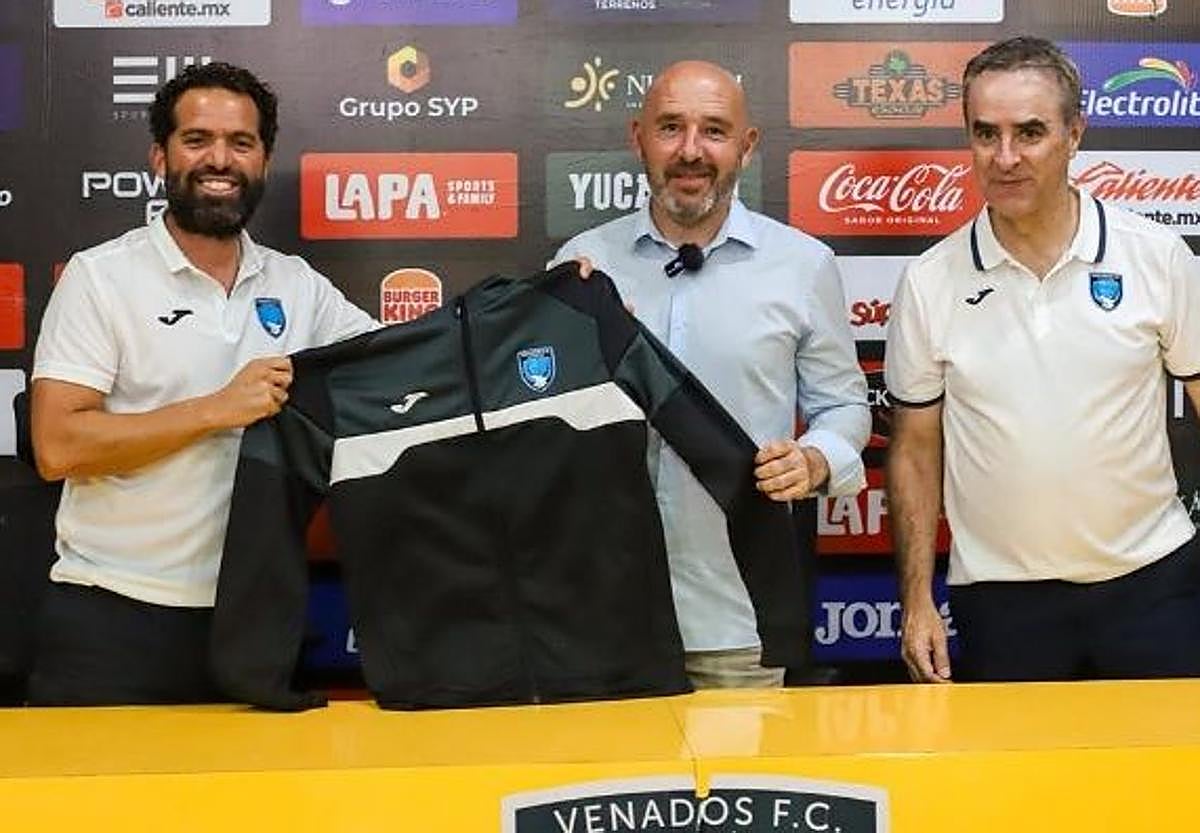 Nacho Castro, en el centro, en su presentación con el Venados de Yucatán.