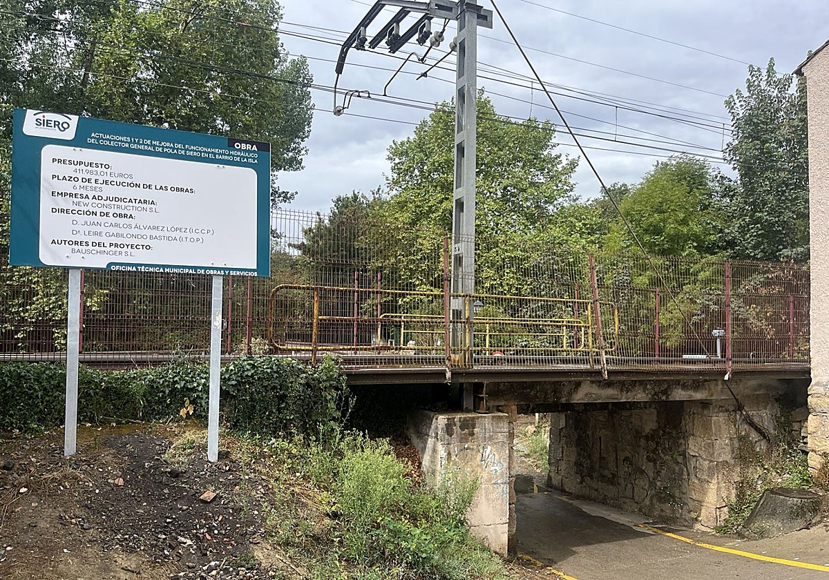 Obras de ampliación de un saneamiento en Pola de Siero, junto al cauce del río Nora y las vías de Feve.