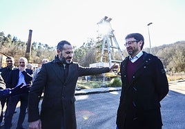 El alcalde de Siero, Ángel García, 'Cepi', con el presidente de Hunosa, Enrique Fernández, en Solvay en 2023.
