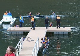 Piragüistas en uno de los pantalanes en el embalse de Tanes, en Caso.