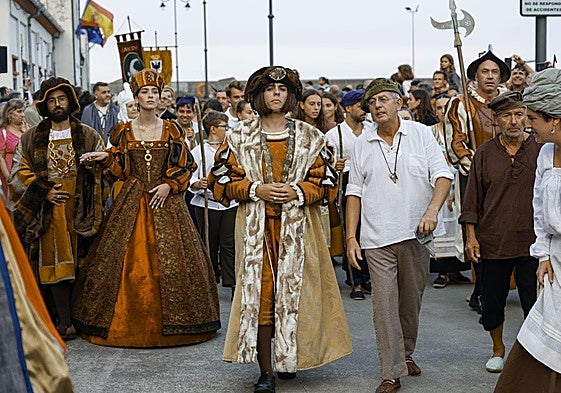 Tazones recibe hasta la bandera al 'nuevo' Carlos V