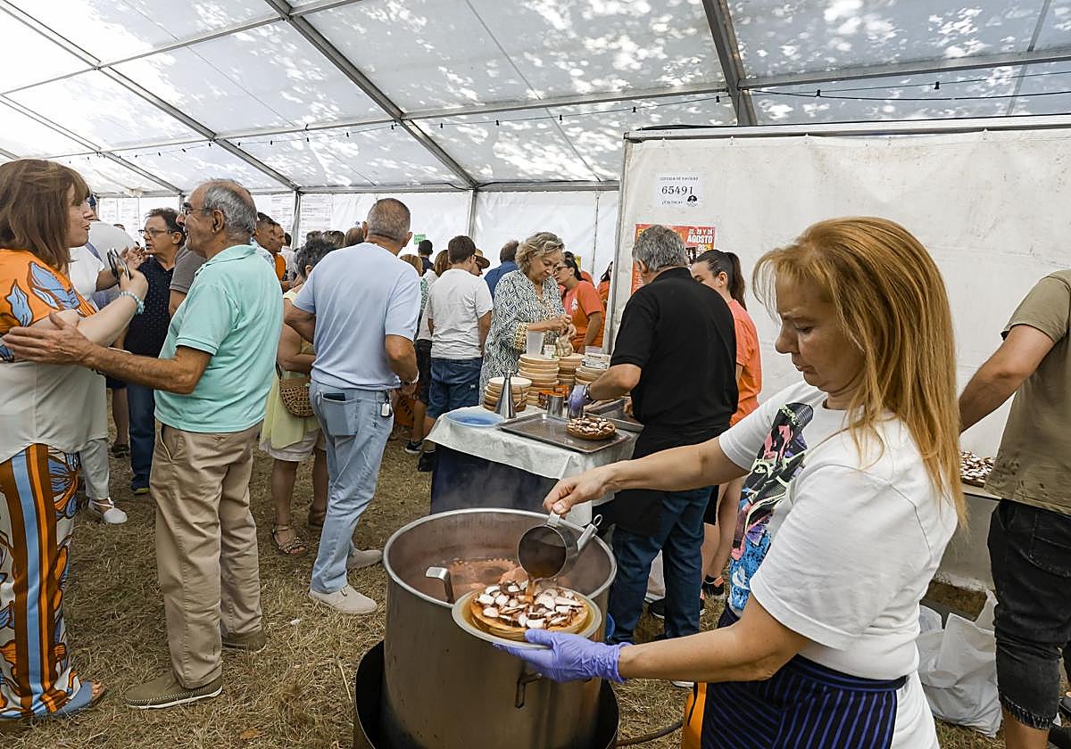 Los vecinos de Vega abarrotaron la carpa de la fiesta para degustar el pulpo.