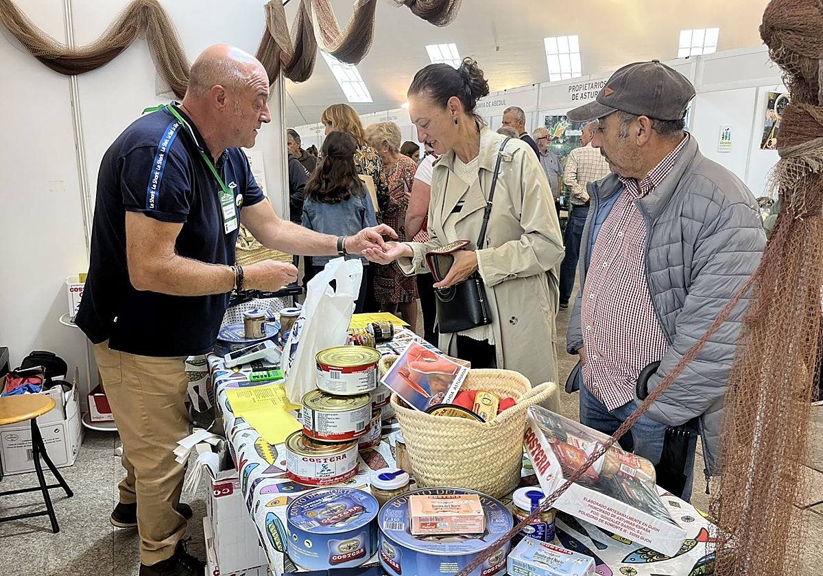 Un expositor en la plaza cubierta de La Pola en la anterior edición de Agrosiero.