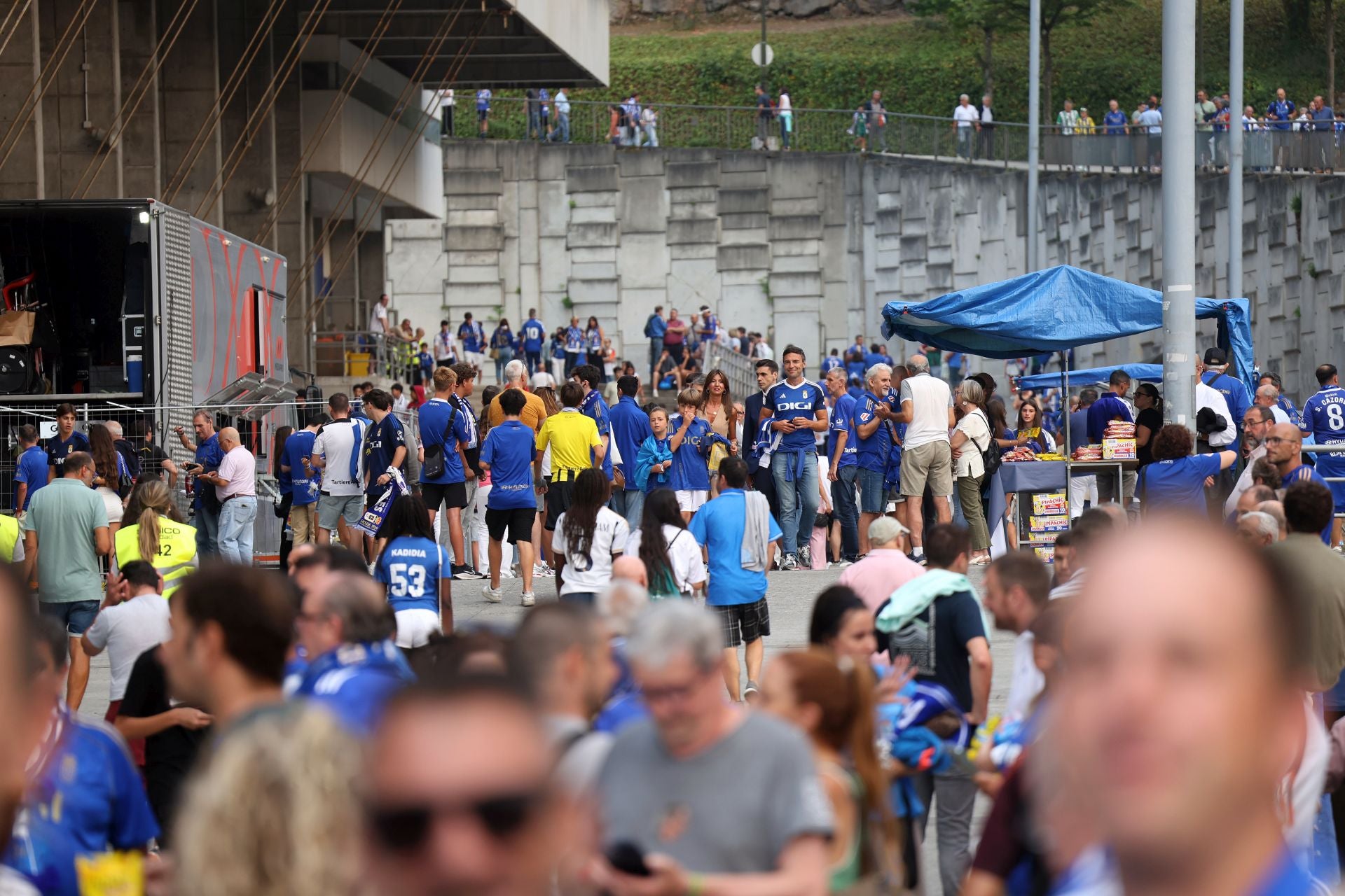 El Real Madrid llega a Oviedo arropado por numerosos fans: las fotos del momento
