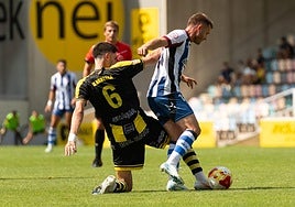 Cayarga, presionado por Naveira en el último amistoso de la pretemporada frente al Barakaldo.