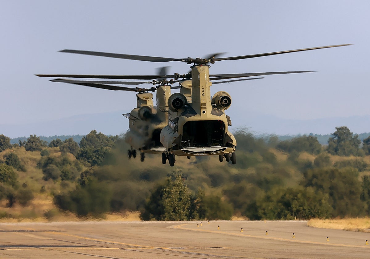 Imagen principal - En la foto superior, los helicópteros Chinook del Ejército del Aire. En la segunda, el helicóptero Cougar, de la UME. Abajo, el morro del Aco, el avión de coordinación.