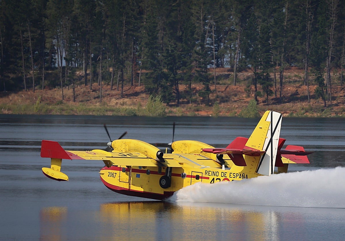 Una aeronave anfibio tipo-1 Foca del Ejército del Aire, toma agua para los fuegos de Asturias.