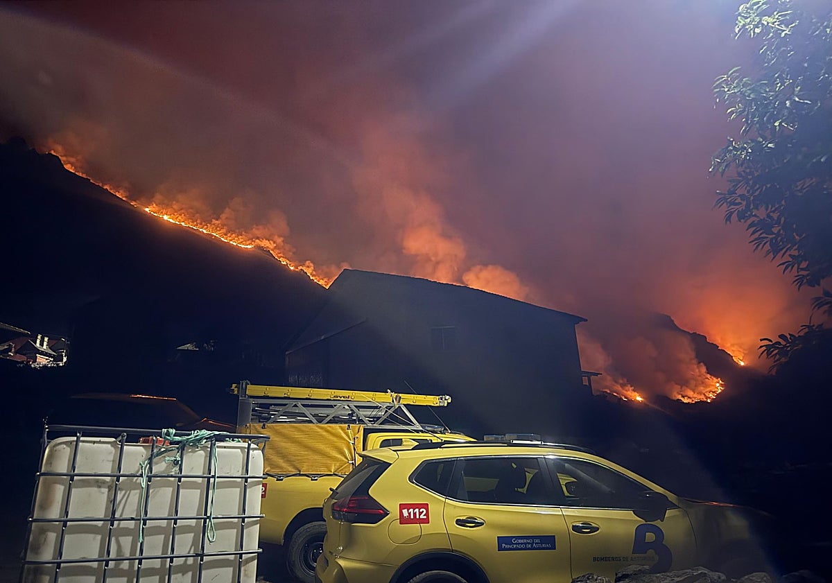 Imagen principal - «Hemos pasado la noche en vilo con el fuego a las puertas de casa»