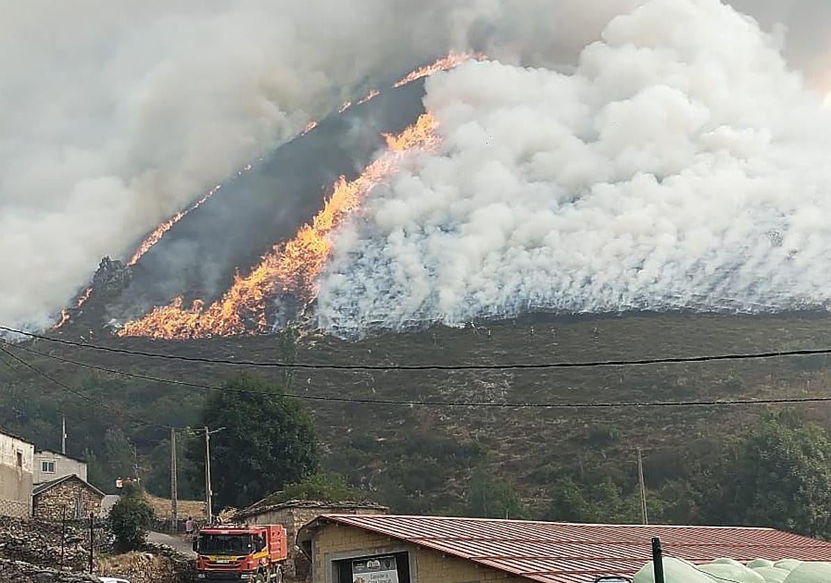 El fuego de Cangas del Narcea, reavivado durante la última noche