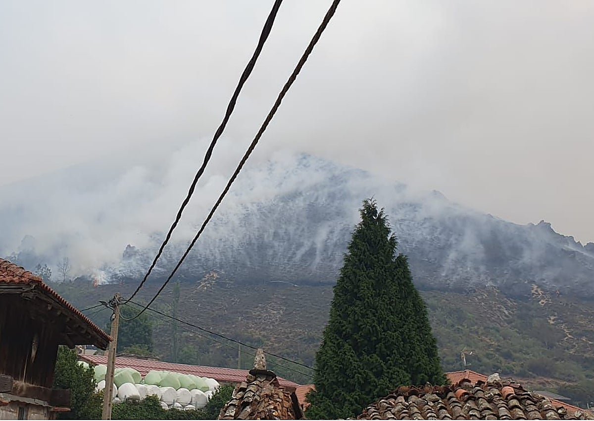 Imagen secundaria 1 - «Hemos pasado la noche en vilo con el fuego a las puertas de casa»