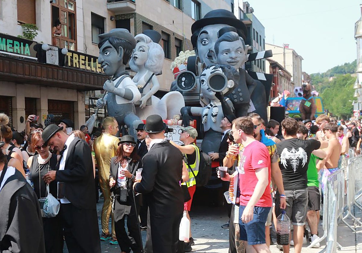 La embarcación ganadora de este Descenso Folklórico del Nalón, 'Rodando peliculones entre agua y regodones', del Otero Team.