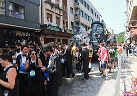 La embarcación ganadora de este Descenso Folklórico del Nalón, 'Rodando peliculones entre agua y regodones', del Otero Team.