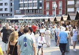 Numeroso público en el mercado de la sidra.