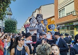 El Otero Team se hizo con la victoria con su carroza 'Rodando peliculones entre agua y regodones'.