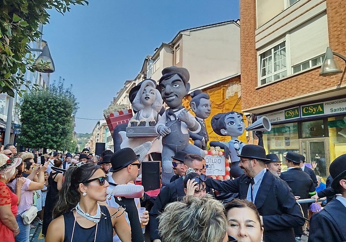 El Otero Team se hizo con la victoria con su carroza 'Rodando peliculones entre agua y regodones'.