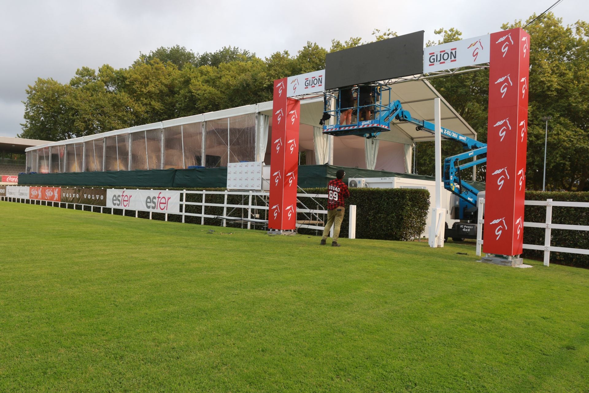Las Mestas se pone a punto para que arranque su Concurso de Saltos Internacional