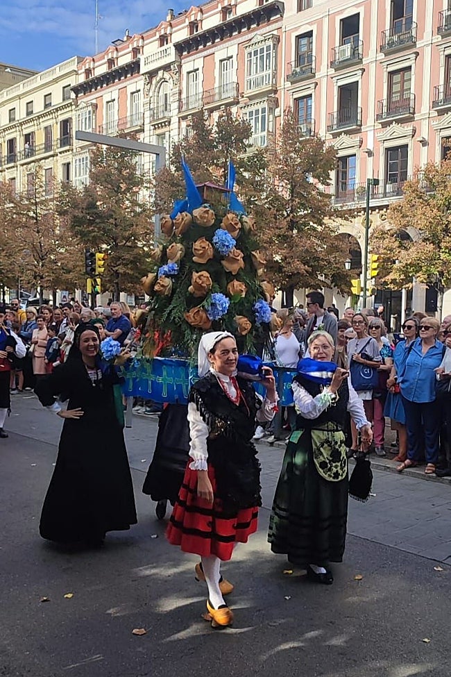 María Dolores García Baños y Elena Hidalgo, al frente de las andas en la que se porta el Ramo de Pan que el Centro Asturiano entrega en el día de la Ofrenda de Frutos.