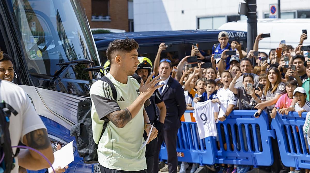 Vídeo: caluroso recibimiento al Real Madrid en Oviedo