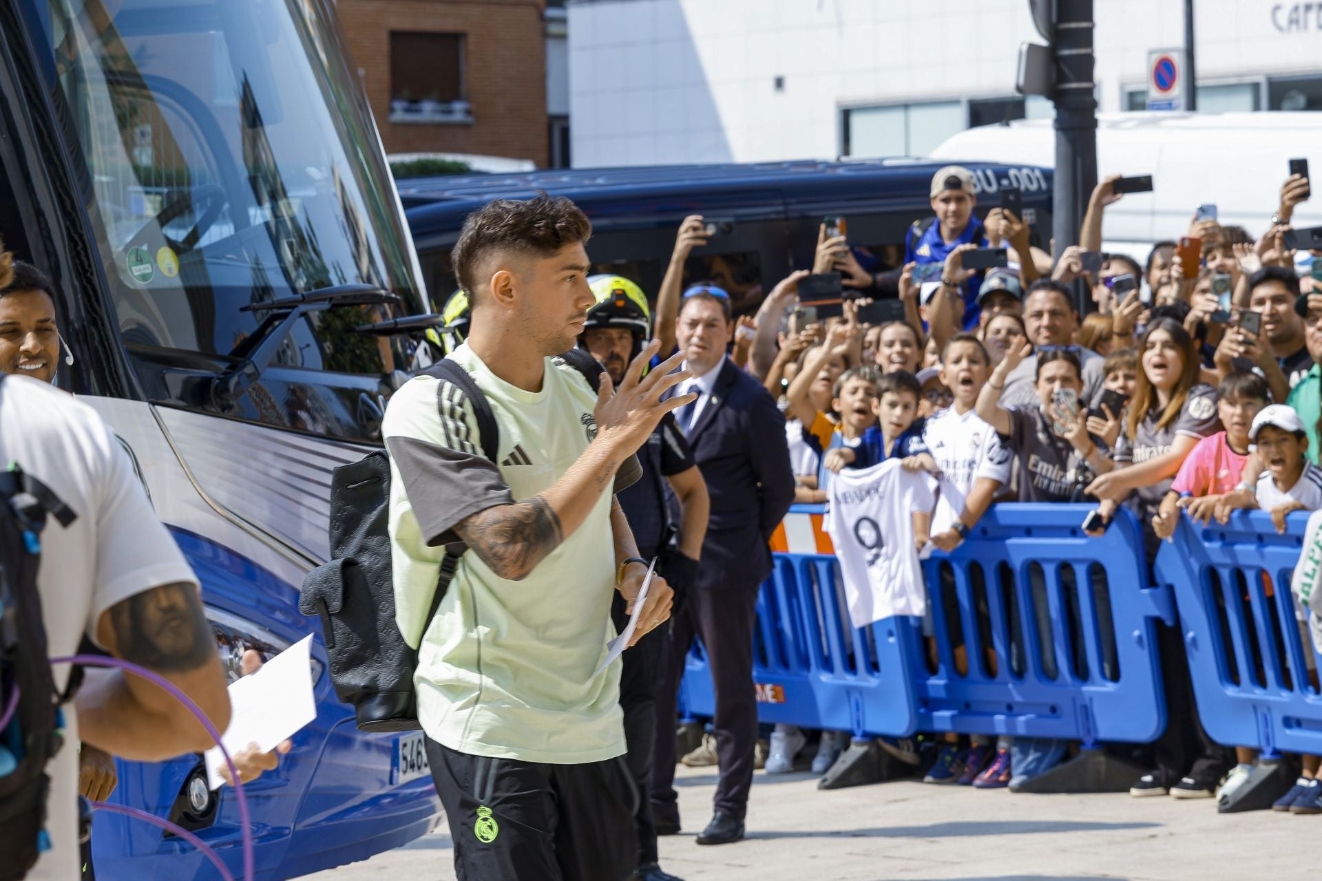 El Real Madrid llega a Oviedo arropado por numerosos fans: las fotos del momento