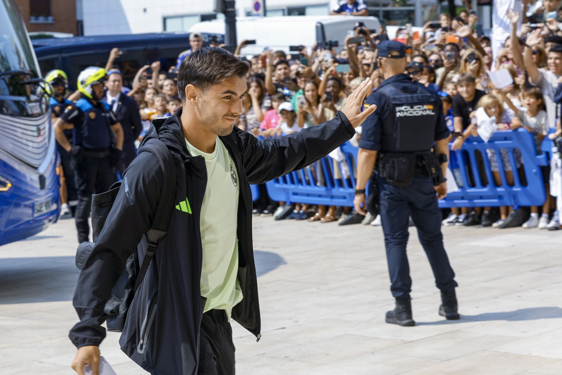 El Real Madrid llega a Oviedo arropado por numerosos fans: las fotos del momento